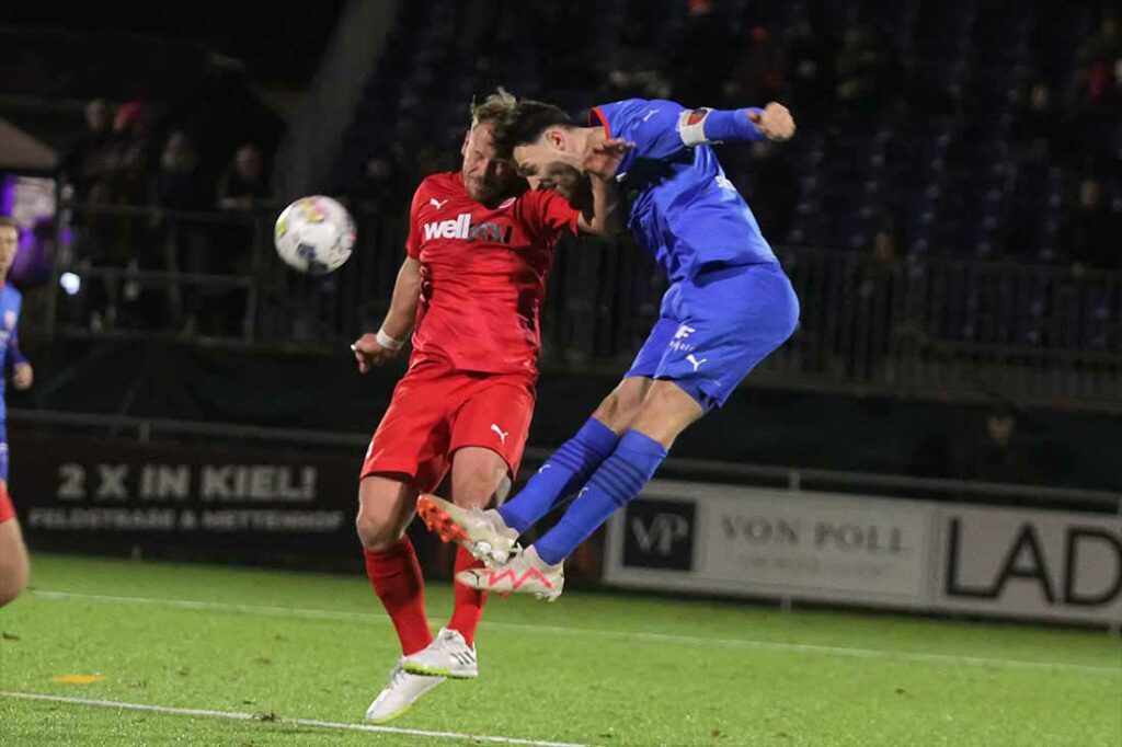 Tjorve Mohr (re., SV Drochtersen-Assel) gewinnt das Kopfball-Duell gegen Christopher Kramer (Kilia Kiel). © 2023 Ismail Yesilyurt