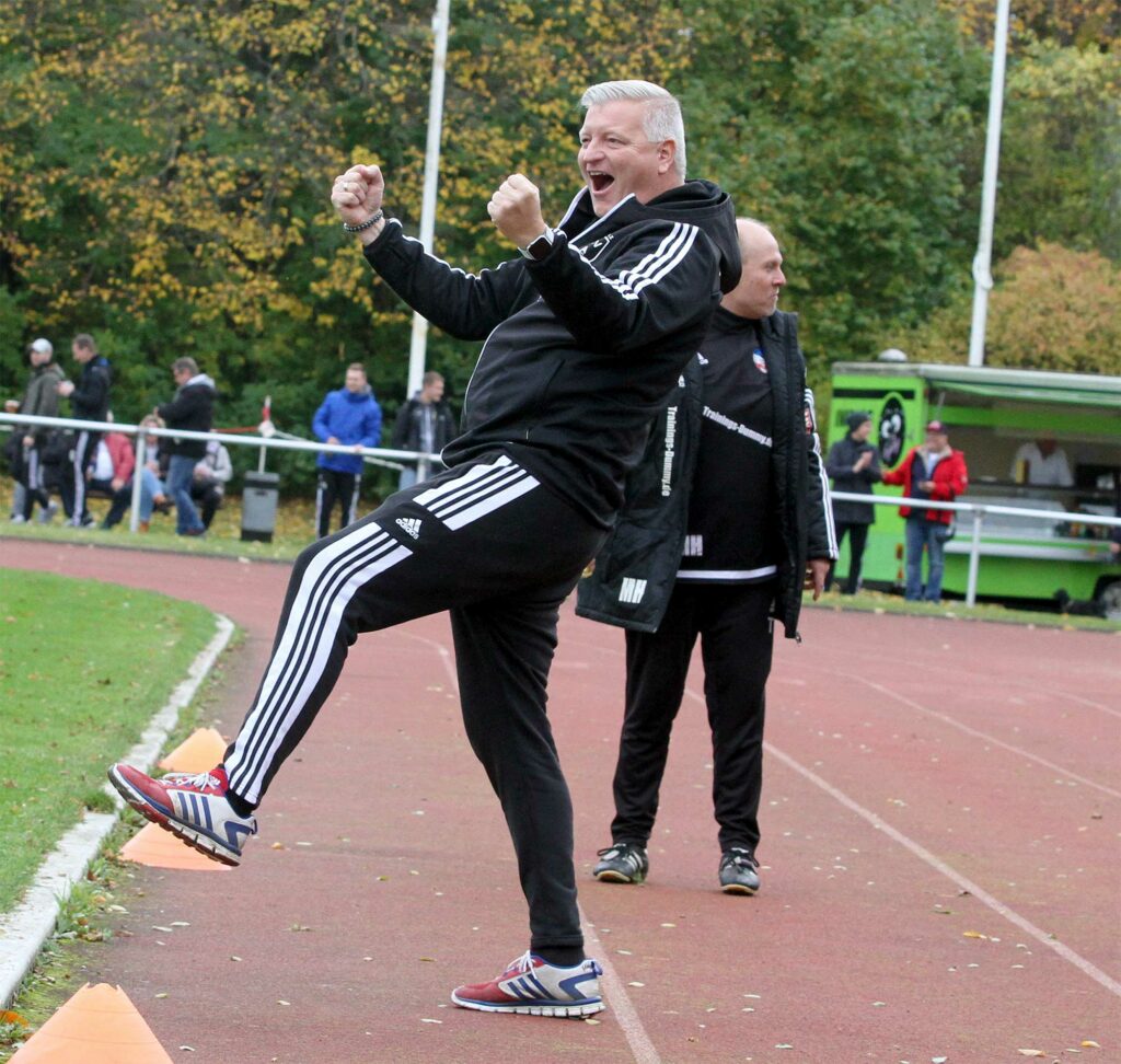 Echte Freude über das 1:0 bringt TSVA-Coach Volkmar Meyer fast zu Fall. Echte Freude über das 1:0 bringt TSVA Coach Volkmar Meyer fast zu Fall.