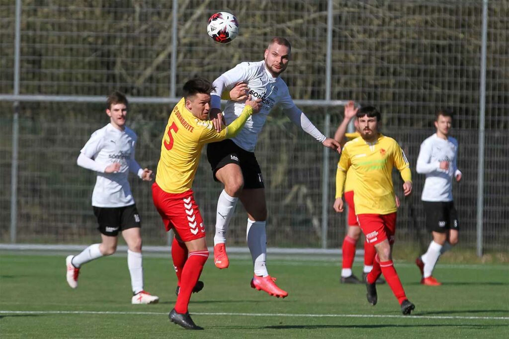 Thorge Jess (re.) siegt in diesem Kopfballduell gegen David Senghore, blieb aber ohne Torerfolg. Ismail Yesilyurt