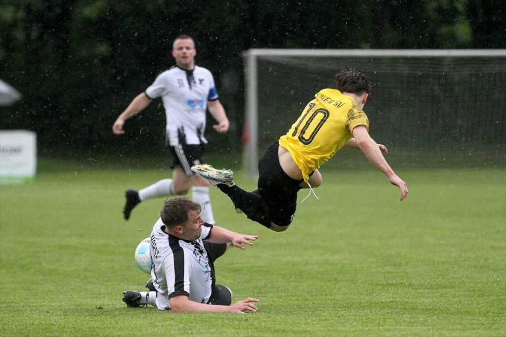Dominik Bubat (VfR Horst) grätscht Simon Kahnwald (Wiker SV) den Ball ab. © 2025 Ismail Yesilyurt Dominik Bubat (VfR Horst) grätscht Simon Kahnwald (Wiker SV) den Ball ab. © 2025 Ismail Yesilyurt