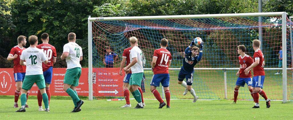 Eine Möglichkeit für die Klausdorfer, aber Keeper Matteo Chionidis ist zur Stelle und fängt den Ball. Quelle: Oliver Braasch