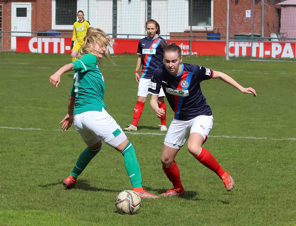 Sina Meyer setzt sich gegen Werders Torschützin Emily Lemke durch. © Holger Klaschka Sina Meyer setzt sich gegen Werders Torschützin Emily Lemke durch. © Holger Klaschka