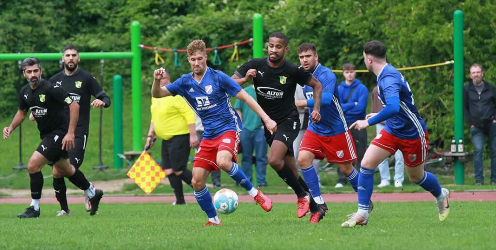 Marvin Blümke (am Ball) rettet die SpVg Eidertal Molfsee vor einer Enttäuschung beim MED SV.  © 2023 Ismail Yesilyurt