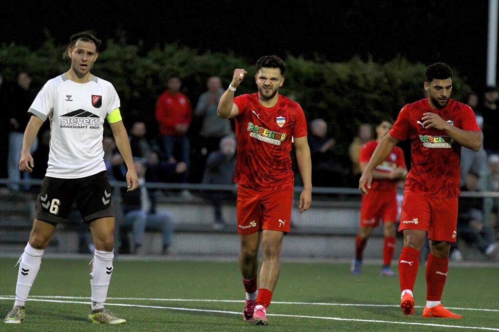 Serkan Yildirimer (Inter Türkspor Kiel) ballt die Faust nach seine 2-0. Links Florian Legrum (TSV Kropp), rechts Youssef Bouzoumita. © 2026 Ismail Yesilyurt