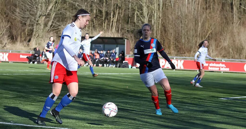 Doppeltorschützin Larissa Mühlhaus, hier gegen Luisa Erbar, brachte den HSV nach dem Seitenwechsel auf die Siegerstraße. © Ismail Yesilyurt