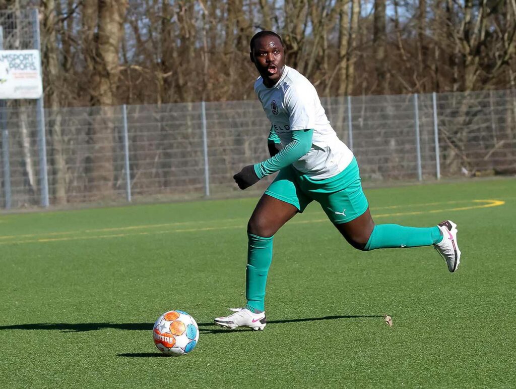 Moshood Adesanya (Klausdorf) ist nun mit zwölf Toren dem Toptorjäger-Duo dicht auf den Fersen. © Ismail Yesilyurt