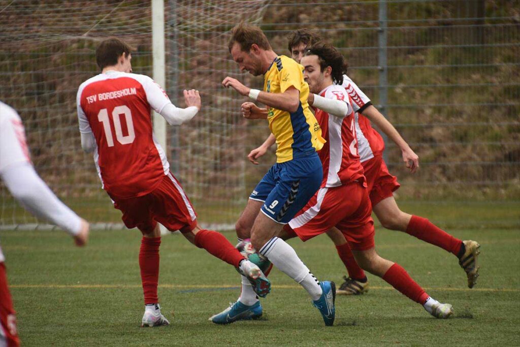 Todesfelde Tormaschine Marco Pajonk gegen Aaron Meyerfeldt (li.), Maximilian Musci und Jannick Ostermann (verdeckt, TSV Bordesholm). © 2023 Olaf Wegerich