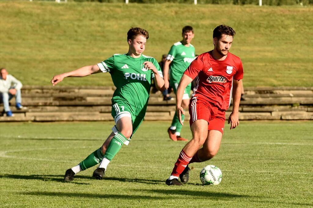 Lasse Holling (li., Todenbüttel), hier im Spiel gegen Glückstadt. © 2025 Olaf Wegerich Lasse Holling (li., Todenbüttel) hier im Spiel gegen Glückstadt. © 2025 Olaf Wegerich