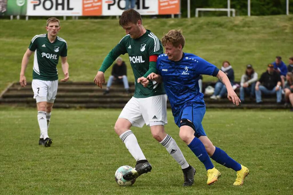 Kapitän Fenn-Ole Zauter (am Ball) und der Kreisligist GW Todenbüttel triumphierten mit einem klaren 4-0 gegen den Verbandsligisten TuS Bargstedt. © 2023 Olaf Wegerich