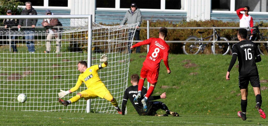 Michael Kuß (2) kann den Fehler von Florian Sossou (16) nicht mehr ausbügeln, Tom Baller erzielt überlegt das 1:0.