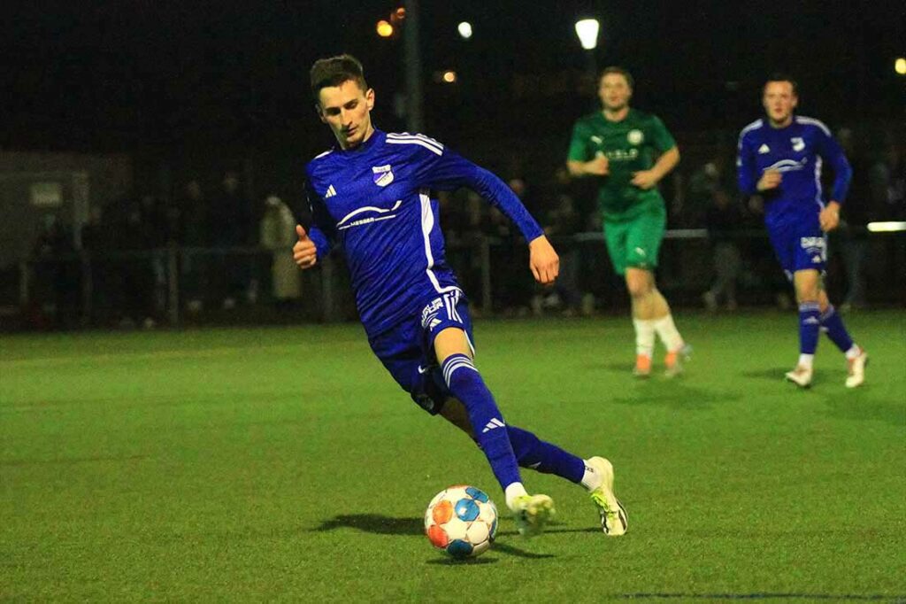Moritz Gersteuer (TuS Rotenhof), Matchwinner mit 2 Toren zum 2:1-Sieg, in Action. © 2024 Ismail Yesilyurt Moritz Gersteuer (TuS Rotenhof), Matchwinner mit 2 Toren zum 2:1-Sieg, in Action. © 2024 Ismail Yesilyurt