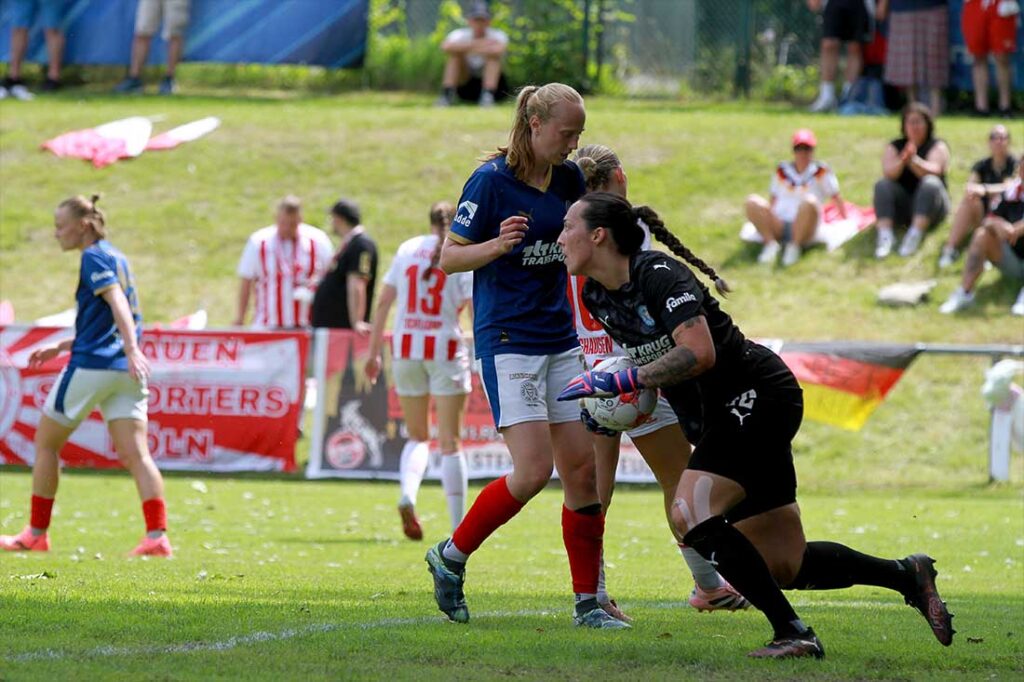 Wie ihr Gegenüber Anika Dübel auch ein starker Rückhalt - Holstein-Keeperin Celin Naward. © 2026 Ismail Yesilyurt.JPG