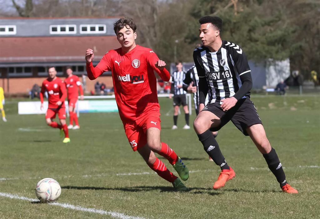 Florian Sossou ist als aufmerksamer Innenverteidiger schneller am Ball als Kilias Drilon Trepca. © Ismail Yesilyurt