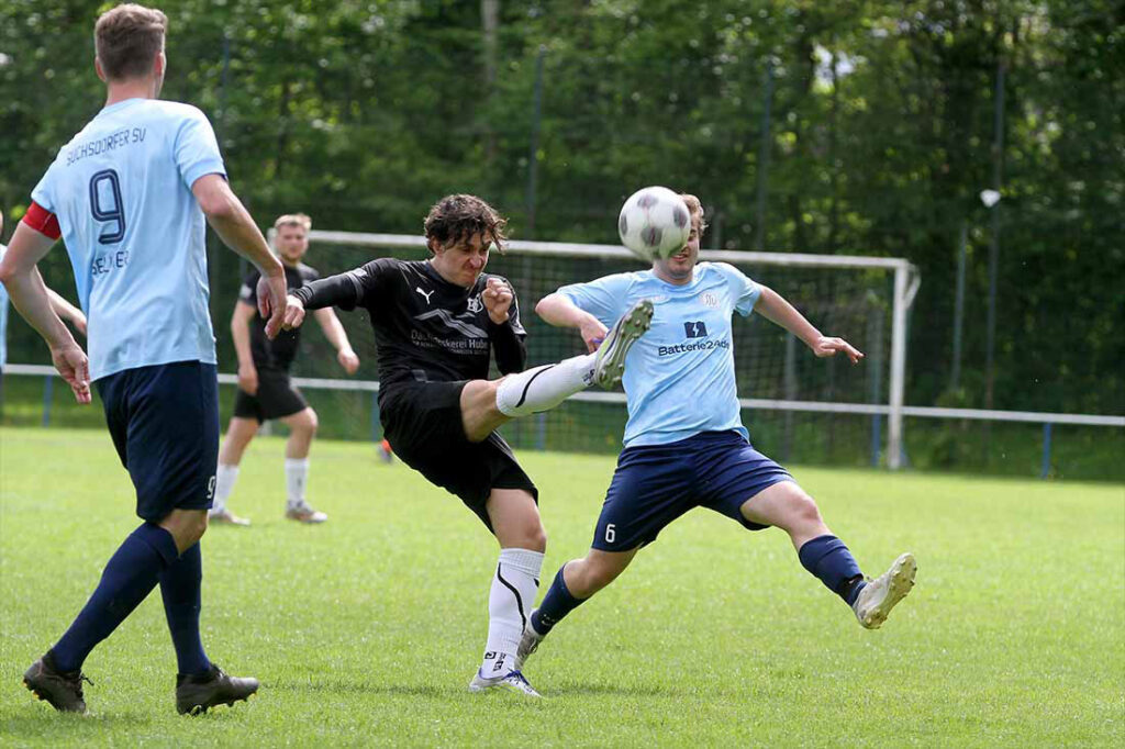 Daniel Matzdorf (Eckernförder SV II) ist vor Moritz Borchers (Suchsdorfer SV) am Ball. © 2025 Ismail Yesilyurt Daniel Matzdorf (Eckernförder SV II) ist vor Moritz Borchers (Suchsdorfer SV) am Ball. © 2025 Ismail Yesilyurt