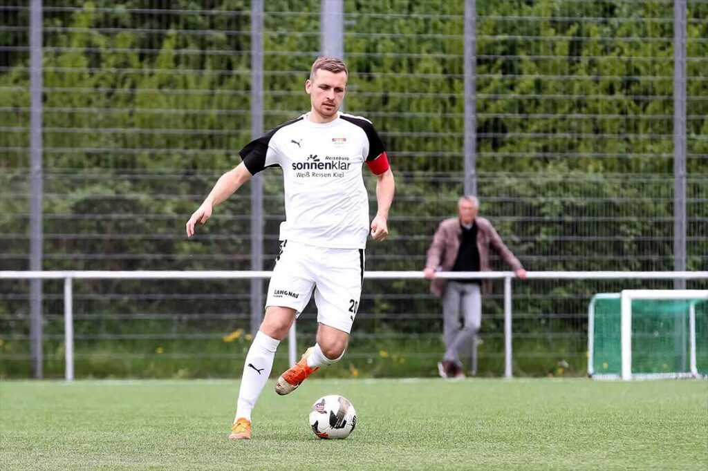 Sebastian Hencke (TSV Kronshagen. © 2025 Ismail Yesilyurt Sebastian Hencke (TSV Kronshagen) wird früh vom Platz gestellt. © 2025 Ismail Yesilyurt