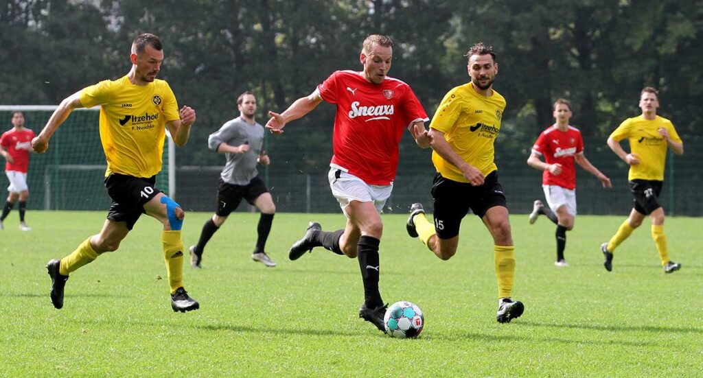 Tim Gürntke (Rot-Schwarz Kiel), mit guten Leistungen 2021-22, mit seinen Wiker Wingmen Jonas Kessler (li.) und Sascha Lazinka. © Ismail Yesilyurt