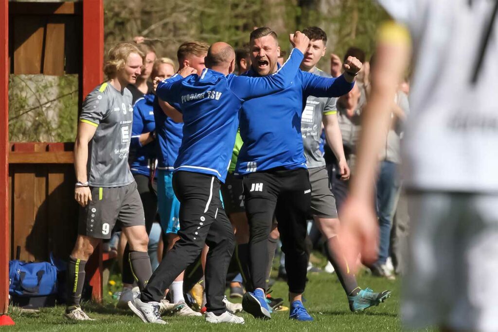 Riesige Freude beim PTSV-Trainergespann nach dem Abpfiff - Jirka Heine (hinten) umarmt gleich Andreas Möller. © Ismail Yesilyurt