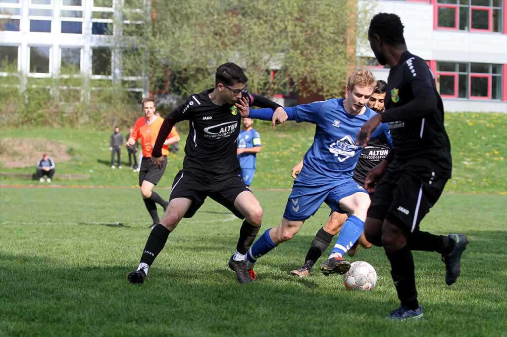 Hannes Girod (re., TSV Plön) gegen Serdar Ortac (MED SV). © 2025 Ismail Yesilyurt Hannes Girod (re., TSV Plön) gegen Serdar Ortac (MED SV). © 2025 Ismail Yesilyurt