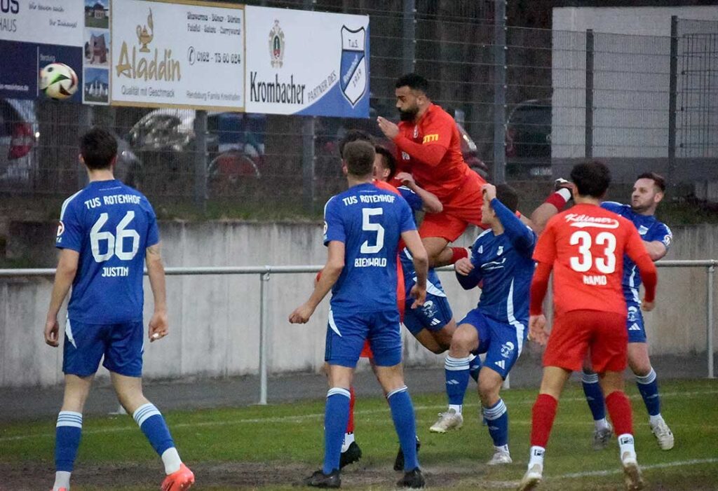 Serhat Yazgan (Kilia Kiel) hat die Lufthoheit und köpft das 1:0 für Kilia. © 2025 Olaf Wegerich Serhat Yazgan (Kilia Kiel) hat die Lufthoheit und köpft das 1:0 für Kilia. © 2025 Olaf Wegerich