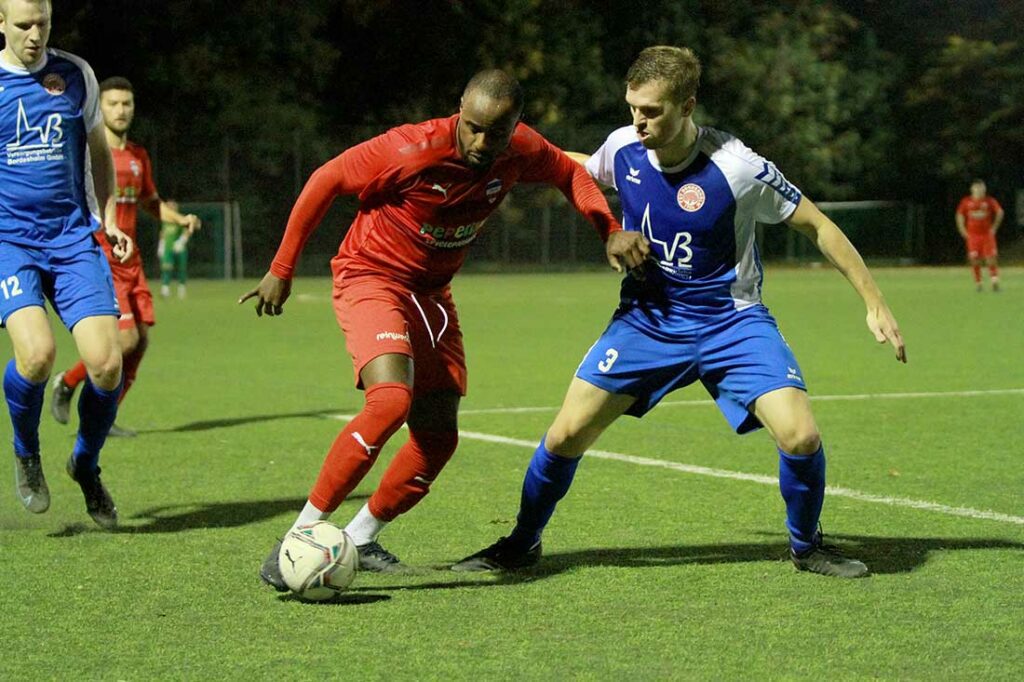 Grady Zinkondo (li., Inter Türkspor Kiel), im Zweikampf gegen Simon Stegner (TSV Bordesholm) hatte kein Glück im Abschluss. © 2022 Ismail Yesilyurt