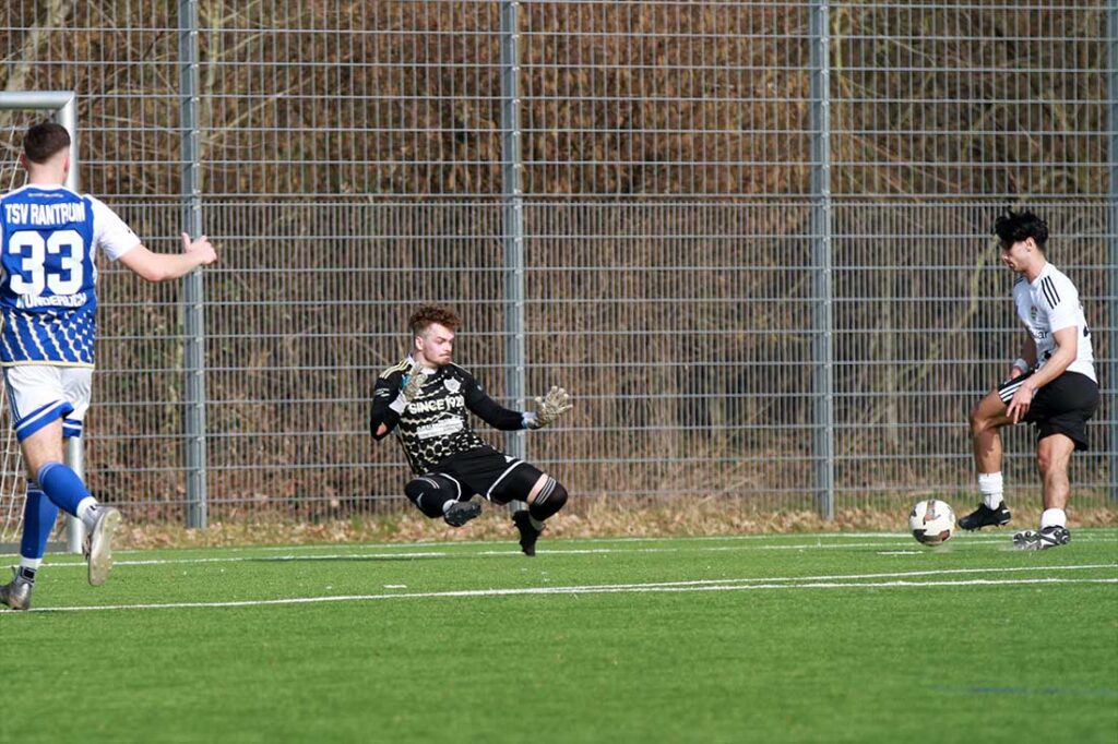 Das 1-0 für den TSV Kronshagen – Emre Boz versetzt Rantrums Keeper Timon Hansen. © 2026 Ismail Yesilyurt Das 1-0 für den TSV Kronshagen - Emre Boz versetzt Rantrums Keeper Timon Hansen. © 2026 Ismail Yesilyurt