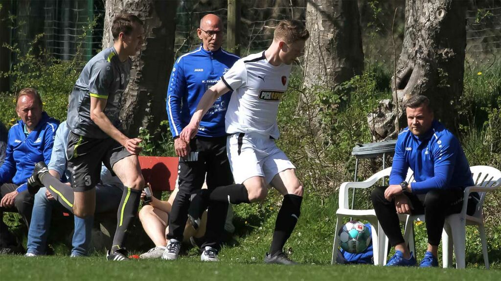 Mika Rosenthal (RS Kiel) vor der Preetzer Trainerbank (Andreas Möller (li.), Jirka Heine) gegen Lars Brand.
