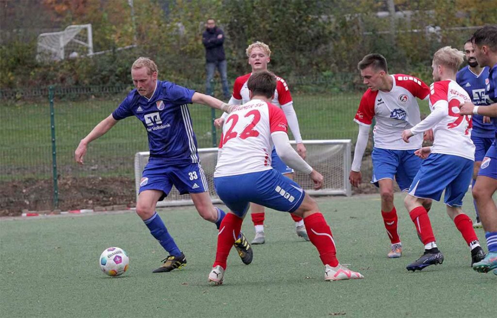 Sebastian Clausen (am Ball, SpVg Eidertal Molfsee) war auf der Sechs wie ein Staubsauger, der viele Gefahren sauber machte. © 2023 Ismail Yesilyurt