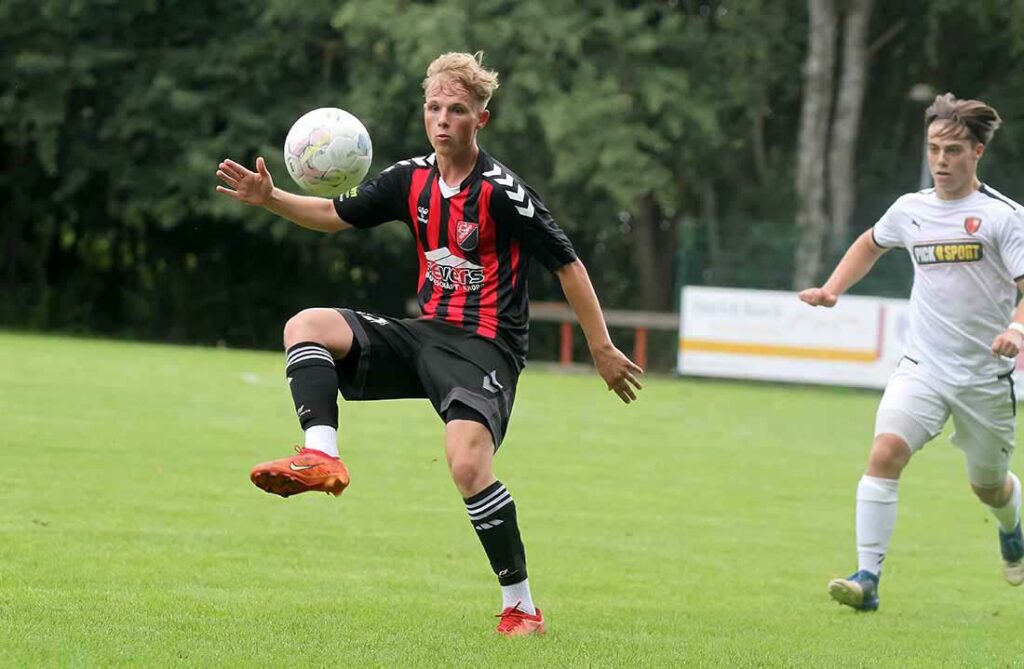 Das Tor von Kevin Hentzsch (li., TSV Kropp) leitet die Wende ein. © 2024 Ismail Yesilyurt Das Tor von Kevin Hentzsch (li., TSV Kropp) leitet die Wende ein. © 2024 Ismail Yesilyurt