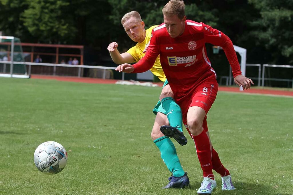 Zwei Haudegen, die sich aus gemeinsamen Jahren gut kennen - Marcel Vones (li. SVE Comet Kiel) und Sebastian Klimmek. © Ismail Yesilyurt