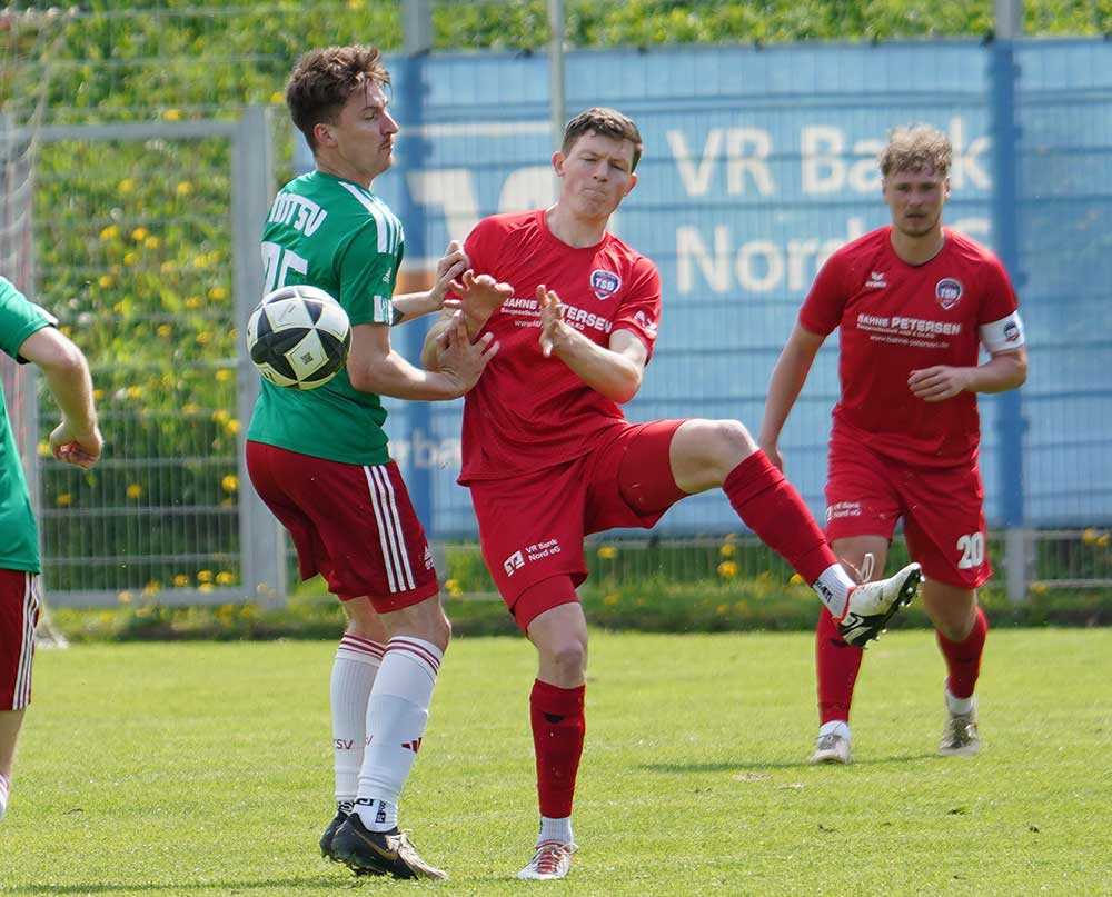 Jasper Schwarz (li., MTSV Hohenwestedt) und Jon Jessen (TSB Flensburg) im Tanz um den Ball. © 2024 Jacqueline Röder Jasper Schwarz (li., MTSV Hohenwestedt) und Jon Jessen (TSB Flensburg) im Tanz um den Ball. © 2024 Jacqueline Röder