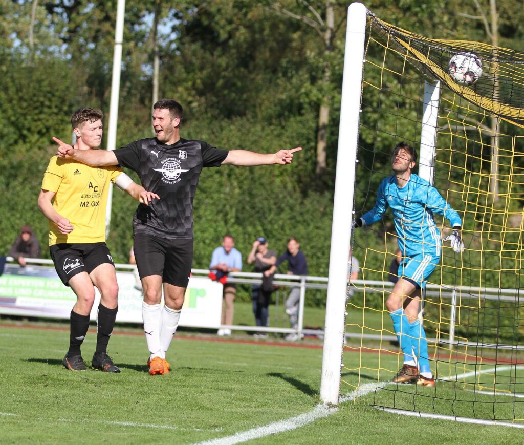 Freude und Trauer dicht zusammen nach dem 0:1. Jan Ole Juergensen in Jubelpose zwischen Jon Jessen und Keeper Jan Detlefsen.