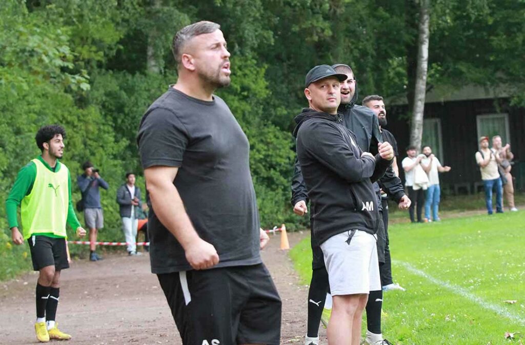 MED-Coach Astrit Meshekrani und Co-Trainer Adrian Stublla (li.) sahen ein engagiertes Spiel ihrer Mannschaft. © 2023 Ismail Yesilyurt