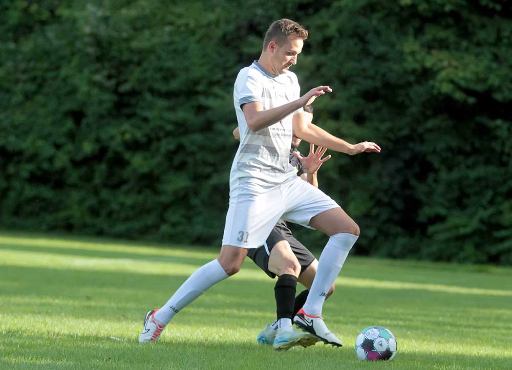 Melwin Horstmann und die SG Eckernförde-Fleckeby dürfen weiterhin an eine sofortige Rückkehr in die Landesliga denken. © 2024 Ismail Yesilyurt
