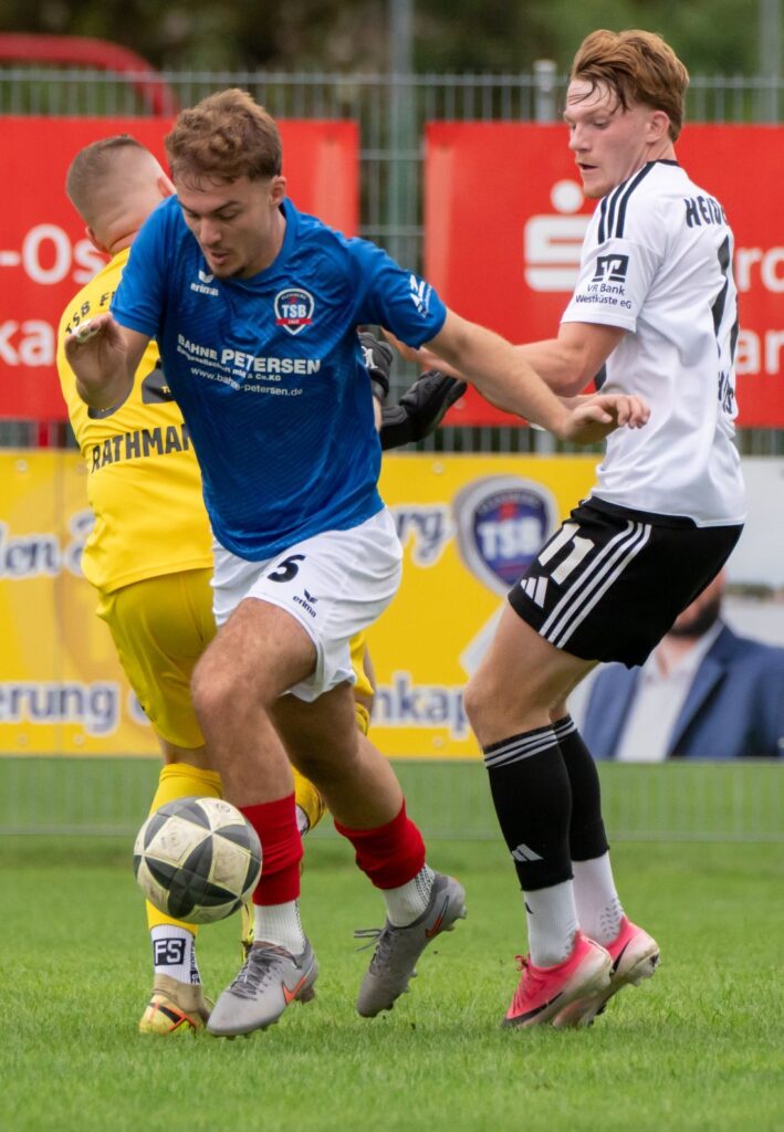 Alton Zymeraj (TSB Flensburg) wird von Mathis Harms (Heider SV) unter Druck gesetzt. © 2026 Volker Schlichting Alton Zymeraj (TSB Flensburg) wird von Mathis Harms (Heider SV) unter Druck gesetzt. © 2026 Volker Schlichting