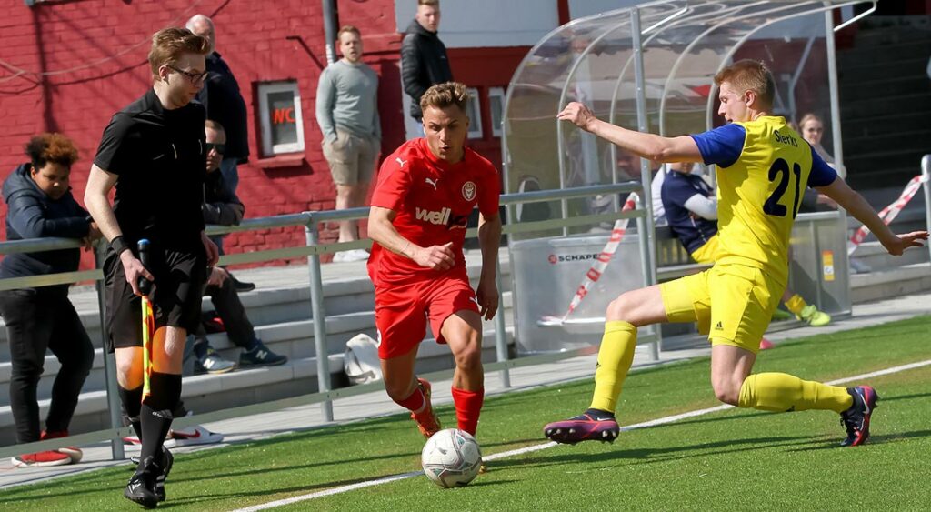 Hier überläuft Luca Aouci (FC Kilia Kiel) Janik Sierks (Osterrönfelder TSV). Hier überläuft Luca Aouci (FC Kilia Kiel) Janik Sierks (Osterrönfelder TSV). © Ismail Yesilyurt