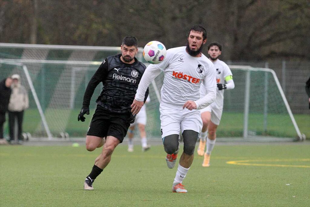Saleh Al Kheir (Heider SV) im Laufduell mit Driton Gashi (li., TSV Klausdorf). © 2025 Ismail Yesilyurt Saleh Al Kheir (Heider SV) im Laufduell mit Driton Gashi (li., TSV Klausdorf). © 2025 Ismail Yesilyurt