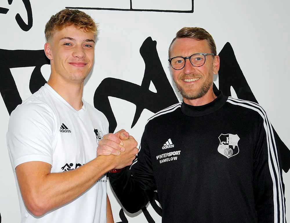 Markus Wichmann (Cheftrainer Heider SV) und Tarek Böhlen. © 2025 Heider SV Liga GmbH Markus Wichmann (Cheftrainer Heider SV) und Tarek Böhlen. © 2025 Heider SV Liga GmbH