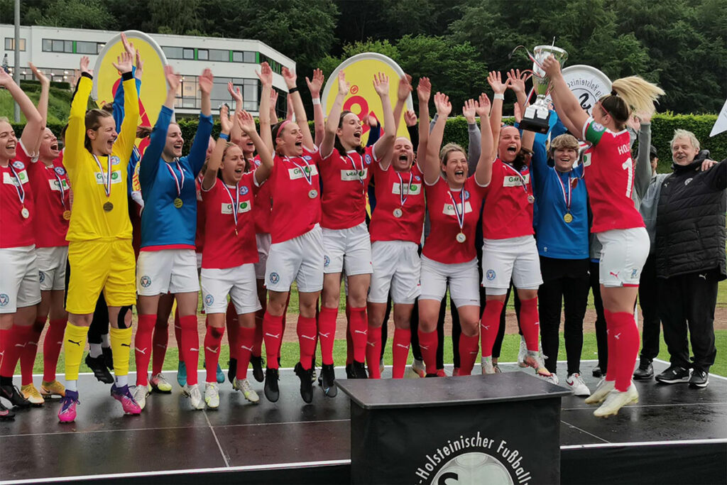 Ab geht die Siegesparty – die Frauen von Holstein Kiel holen den Landespokal. © Michael Felke Ab geht die Siegesparty - die Frauen von Holstein Kiel holen den Landespokal. © Michael Felke