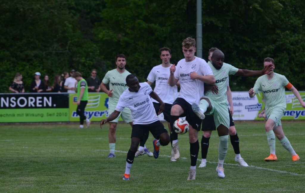 Darryl Nievchev und Tino Knobel (SV Wasbek) gegen Grady Zinkondo (PSV Neumünster). © 2026 Olaf Wegerich Darryl Nievchev und Tino Knobel (SV Wasbek) gegen Grady Zinkondo (PSV Neumünster). 2026 Olaf Wegerich