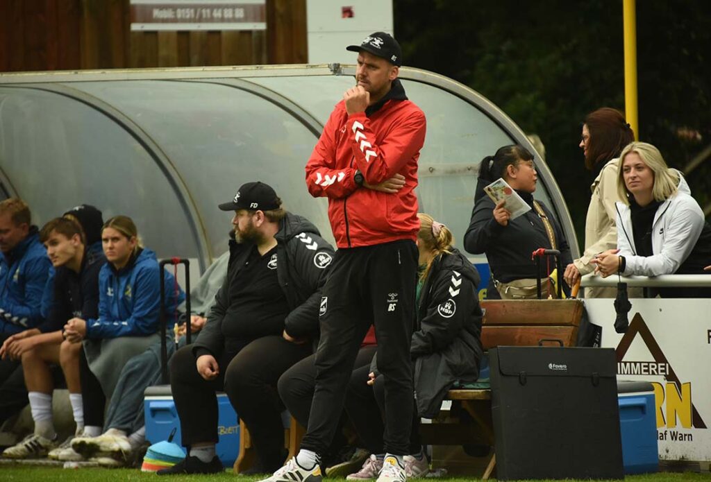 Trainer Björn Sörensen und der SV Todesfelde sind mit sechs Siegen in die Saison gestartet. © Olaf Wegerich Trainer Björn Sörensen und der SV Todesfelde sind mit sechs Siegen in die Saison gestartet. © Olaf Wegerich