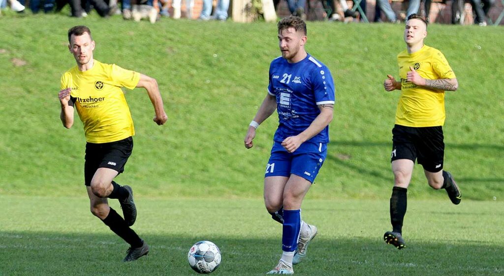 Für Neil Helbing (mitte) vom Preetzer TSV sind im Fußball alle Wege offen. Neil Helbing (mitte) vom Preetzer TSV wird seinen Weg machen. © Ismail Yesilyurt