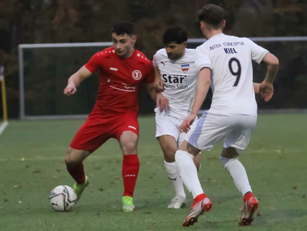 Melih Cerrah (li.) gegen Rezan Acer und Emin Tanrikulu (beide Inter II). © Ismail Yesilyurt