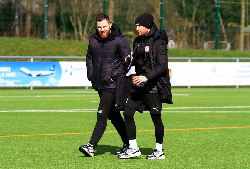 Sehen wir Chefcoach Nicola Soranno (li.) und Co-Trainer Shpend Meshekrani 2024/25 weiterhin in der Regionalliga über den Kunstrasenplatz spazieren? © 2024 Isi