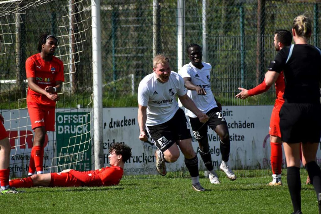 Marvin Matthiesen (Heider SV) startet seinen Jubel nach dem 2:0.© 2024 Kristina Gay-Heider SV Liga GmbH Marvin Matthiesen (Heider SV) startet seinen Jubel nach dem 2-0.© 2024 Kristina Gay-Heider SV Liga GmbH