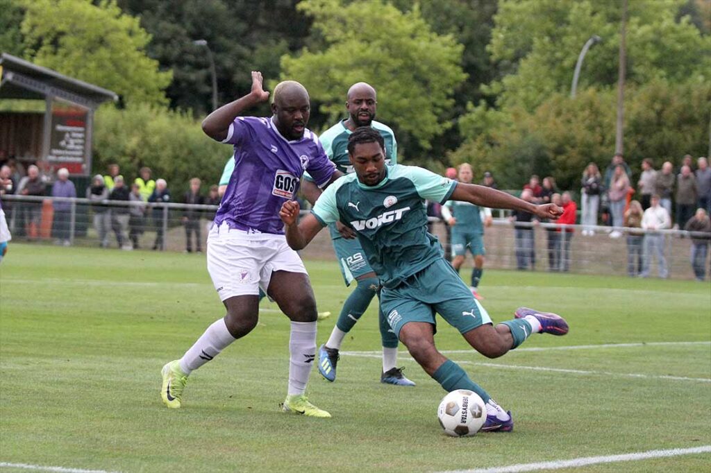 Denzel Imasün (PSV Neumünster) klärt vor Moshood Adesanya (VfR Neumünster). © 2026 Ismail Yesilyurt Denzel Imasün (PSV Neumünster) klärt vor Moshood Adesanya (VfR Neumünster). © 2026 Ismail Yesilyurt