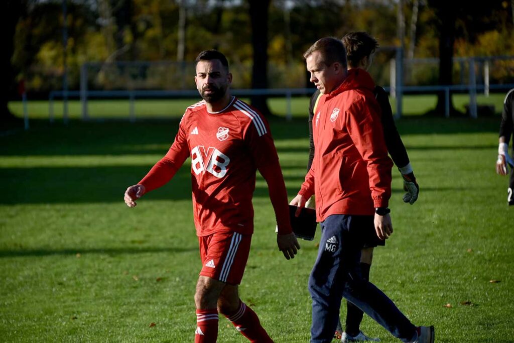 Blerim Bara und Trainer Martin Genz (Hartenholm). © 2024 Olaf Wegerich Blerim Bara und Trainer Martin Genz (Hartenholm). © 2024 Olaf Wegerich