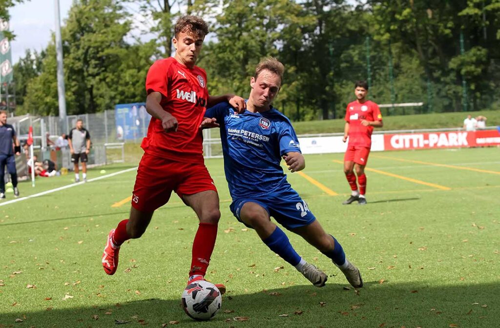 Tobias Ravn (TSB Flensburg), der hier zur Grätsche gegen Drilon Trepca (Kilia Kiel) ansetzt, und der TSB Flensburg werden nach der 1:0-Führung kalt erwischt. © 20
