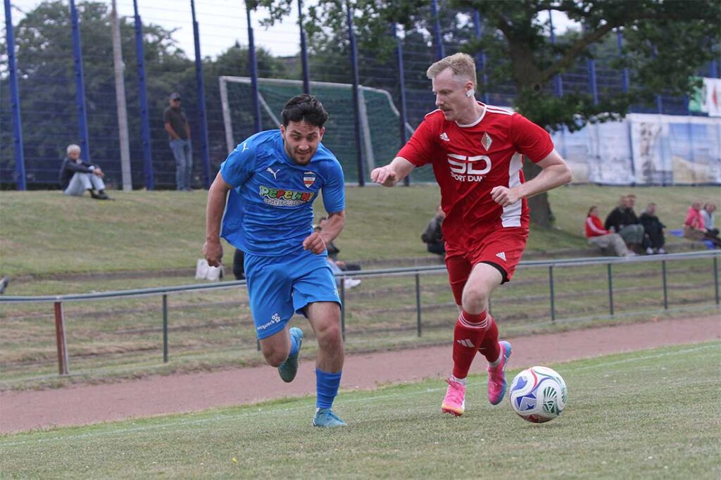Faruk Sönmez (Inter Türkspor Kiel) gewinnt das Laufduell gegen Marcel bestmann. © 206 Ismail Yesilyurt Faruk Sönmez (Inter Türkspor Kiel) gewinnt das Laufduell gegen Marcel bestmann. © 206 Ismail Yesilyurt