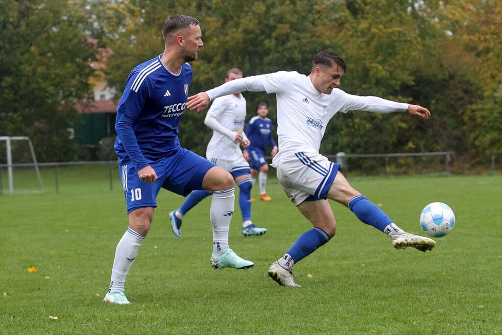 Jan-Ole Bruhn und der TSV Rantrum sind diese Saison ohne Konstanz in Leistung und Ergebnis. Links Tom Wüllner (SpVg Eidertal). © 2025 Ismail Yesilyurt