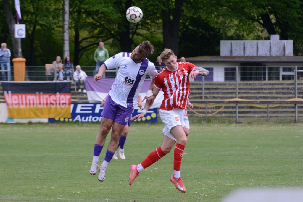 Manuel Carvalho (VfR Neumünster) und Lucas Irmler (SV Eichede) im Kopfballduell. © 2026 Olaf Wegerich Manuel Carvalho (VfR Neumünster) und Lucas Irmler (SV Eichede) im Kopfballduell. © 2026 Olaf Wegerich